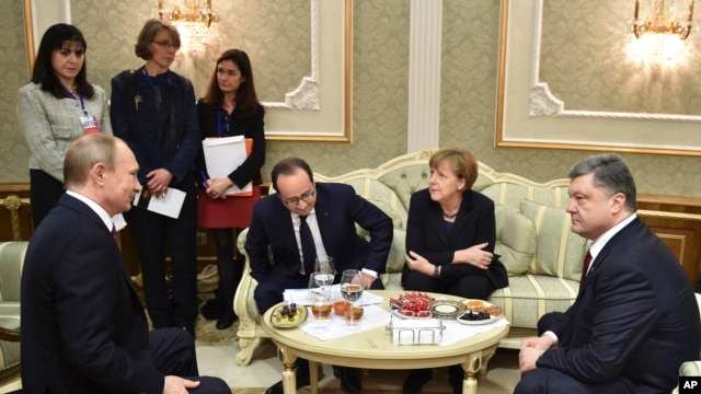 L-R, Russian President Vladimir Putin,  French President Francois Hollande, German Chancellor Angela Merkel, and Ukrainian President Petro Poroshenko talk in Minsk, Belarus, Feb. 11, 2015.