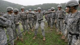 Các lực lượng Hoa Kỳ và Nam Triều Tiên tham gia một buổi huấn luyện tấn công trên không tại Trại Casey ở Dongducheon, Nam Triều Tiên, ngày 24/7/2015.