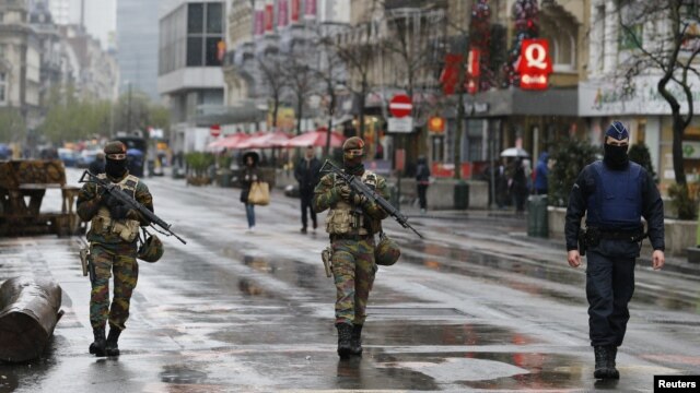 Binh sĩ và cảnh sát Bỉ tuần tra ở trung tâm Brussels sau khi an ninh được thắt chặt tại Bỉ, 21/11/2015.