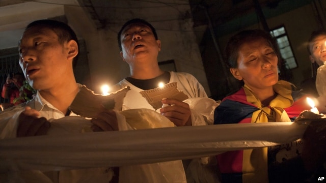 Warga Tibet di pengasingan di Dharmsala, India menyalakan lilin untuk mendoakan para korban tewas akibat bakar diri (foto: dok). 