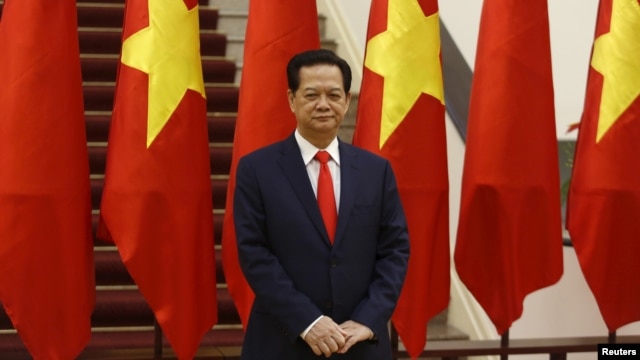 Thủ tướng Việt Nam Nguyễn Tấn Dũng chờ đợi sự xuất hiện của Chủ tịch Trung Quốc Tập Cận Bình tại Hà Nội vào ngày 05/11/2015.