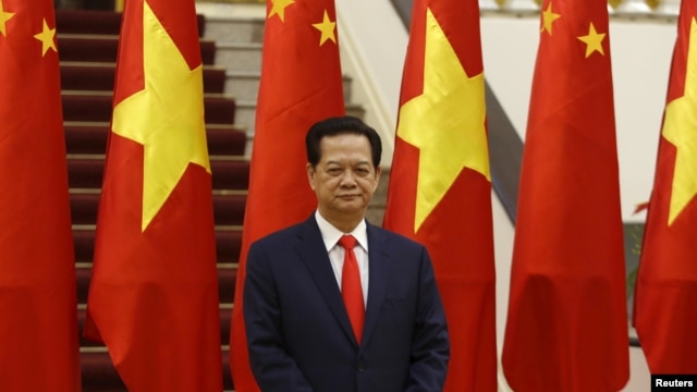 Thủ tướng Việt Nam Nguyễn Tấn Dũng chờ để đón tiếp Chủ tịch Trung Quốc Tập Cận Bình tại Hà Nội, ngày 5/11/2015.
