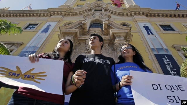 Activistas pro inmigrantes se manifiestan en Miami. El presidente Obama inicia las discusiones por la reforma migratoria con líderes hispanos, sindicales y empresariales.