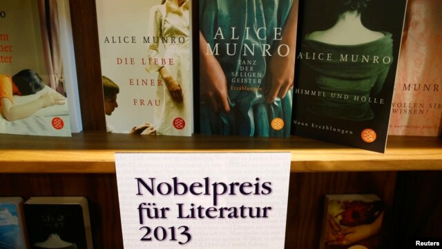 Buku karya penulis Kanada, Alice Munro, pemenang Nobel Sastra 2013, dipajang di sebuah pameran buku di Frankfurt (10//10). 