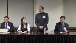 周志兴（立者），共识网执行长；左一为杨恒均，网络活跃人士 (美中关系全国委员会提供)