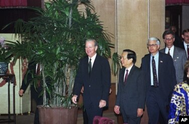 1991年11月15日,(从左到右)美国国务卿贝克、中国外长钱其琛、美国驻华大使芮效俭走入会议室。