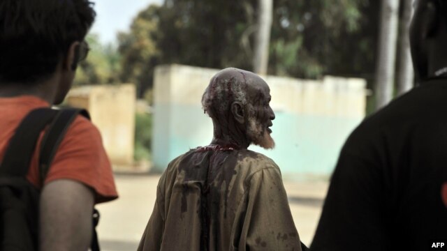A man suspected of allegedly collaborating with Islamists is left bleeding after having been beaten, in the city of Diabaly, on January 22, 2013.  The EU executive today announced 20 million euros of extra humanitarian aid to help tens of thousands of Mal