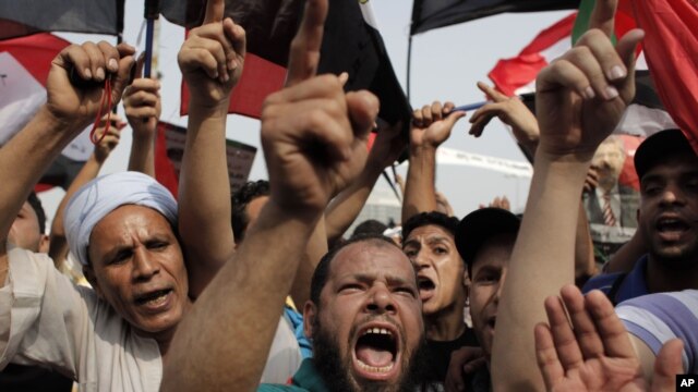 Ủng hộ viên của ông Mohammed Morsi hô khẩu hiệu ăn mừng chiến thắng tại Quảng trường Tahrir, ở Cairo, ngày 18/6/2012