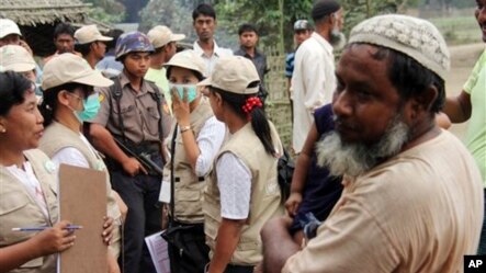 ရခိုင္ျပည္နယ္ စစ္ေတြၿမိဳ႕အနီး ဘုေမရြာမွာ သန္းေခါင္စာရင္း ေကာက္ခံေနစဥ္။