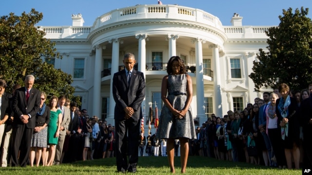 El presidente Barack Obama, y la primera dama Michelle Obama, observaron un momento de silencio en los jardines de la Casa Blanca, el viernes 11 de septiembre de 2015, al recordar el décimo cuarto aniversario de los ataques terroristas de 2001.