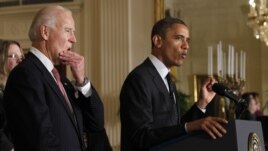 Predsednik Obama daje izjavu o "fiskalnoj provaliji" u Beloj kući. Iza njega je potpredsednik Džo Bajden.