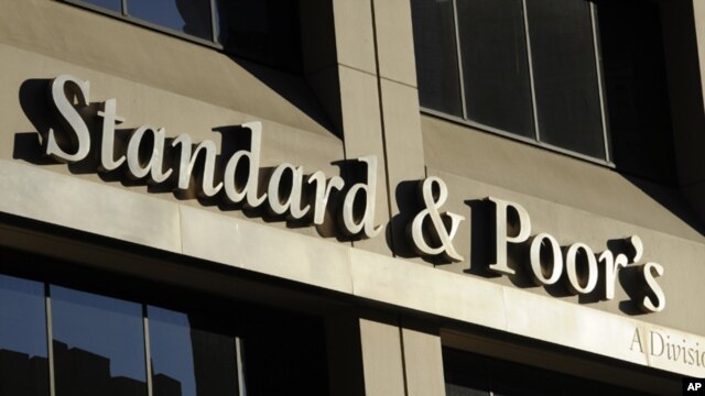 Fitch daría un paso similar al de Standard and Poors cuando degradó la calificación crediticia del país en 2011.