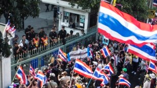 ဘန္ေကာက္ၿမိဳ႕က ဆႏၵျပသူမ်ား (ဇန္န၀ါရီ ၁၄၊ ၂၀၁၄၊ အဂၤါေန႔)