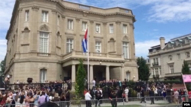 La bandera cubana fue izada este lunes por la mañana en la embajada de Cuba en Washington.