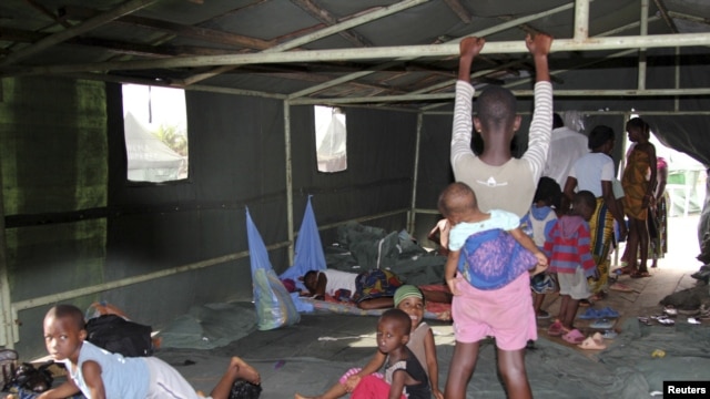 Flood victims wait at a relief center in Igbogene community in Bayelsa state, Nigeria, October 12, 2012.