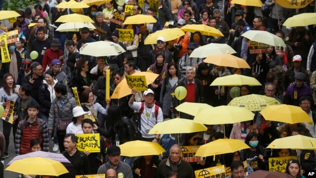 Người biểu tình đòi dân chủ mang theo những chiếc ô màu vàng và reo hò các khẩu hiệu kêu gọi cải cách bầu cử ở trung tâm Hong Kong, ngày 1/2/2014.