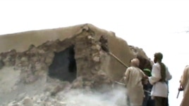 Des islamistes détruisant un monument dans Tombouctou