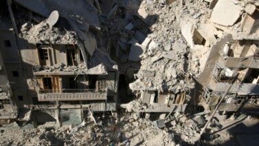 Những tòa nhà bị phá hủy trong khu Tariq al-Bab thuộc phiến quân kiểm soát ở Aleppo, Syria, ngày 26 tháng 9, 2016.