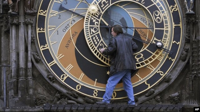 El horólogo Otakar Zamecnik controla el reloj astronómico de Praga.