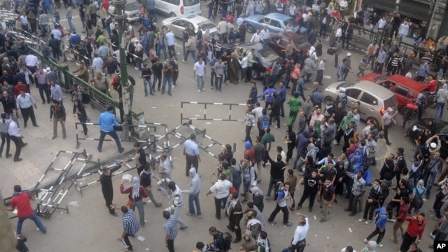 Egyptian protesters gather outside the country's high court in Cairo, Egypt, Nov. 24, 2012. 