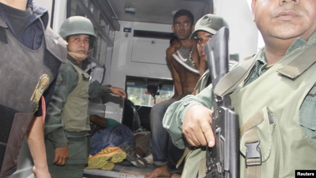 Dalam foto yang dirilis oleh suratkabar Diario el Informador 25 Januari 2013 ini, nampak para tentara bersiap mengevakuasi para korban yang terluka dalam kerusuhan di penjara Centro Occidental (Uribana), Barquisimeto.(REUTERS/Diario el Informador )