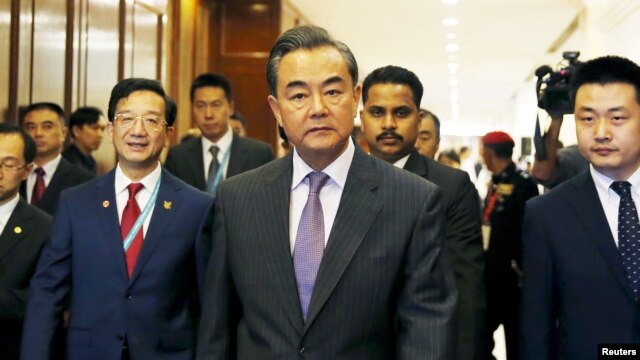 Ngoại trưởng Trung Quốc Vương Nghị đến dự một phiên họp của các bộ trưởng khối ASEAN tại Kuala Lumpur, Malaysia. Ông Vương nói Bắc Kinh đã ngưng hoạt động lấp biển lấy đất trong khu vực.