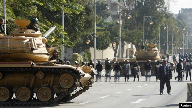 Xe tăng và cảnh sát chống bạo động bên ngoài dinh tổng thống ở Cairo, ngày 12/12/2012.