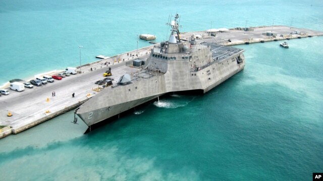 El portaviones USS Independence arriba a puerto en Key West, Florida, de camino a Norfolk , Virginia. La Fuerza Naval planear reciclar los colchones de varios portaviones para proteger el medio ambiente.