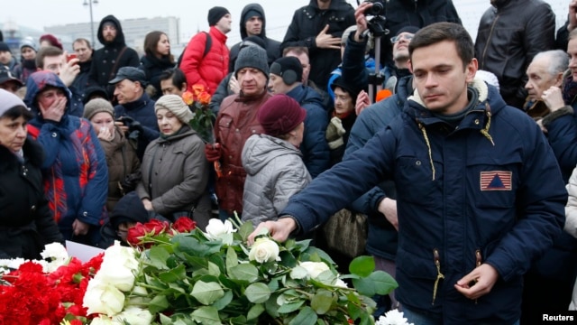 Nhà hoạt động đối lập Ilya Yashin đặt hoa tại nơi ông Boris Nemtsov bị sát hại ở trung tâm Moscow, 28/2/2015.