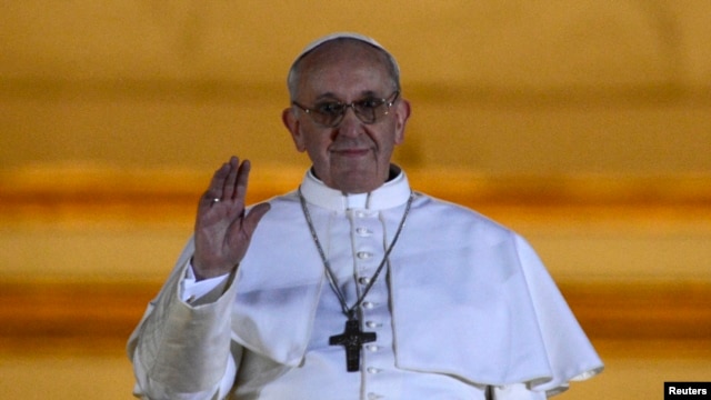 Tân Giáo hoàng mới lấy tước hiệu là Francis. Ngài đã xuất hiện trên ban công của Vương Cung Thánh Đường Thánh Phêrô, ngày 13/3/2013.