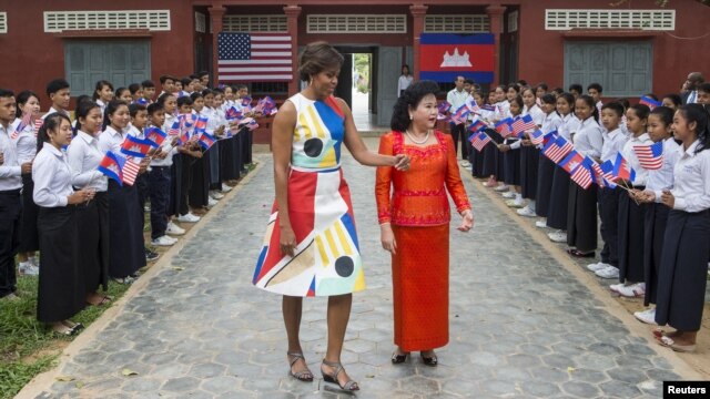 Đệ nhất phu nhân Michelle Obama và phu nhân Thủ tướng Campuchia Bun Rany thăm trường trung học Hun Sen Prasaat Bankong ở ngoại ô Siem Reap, 21/3/2015.