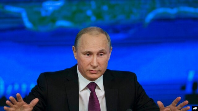 Tổng thống Nga Vladimir Putin nói chuyện trong cuộc họp báo cuối năm, 18/12/14