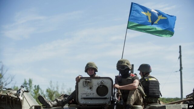 Binh sĩ Ukraine trên một chiếc quân xa ở Slovyansk, miền đông Ukraine, 10/7/14