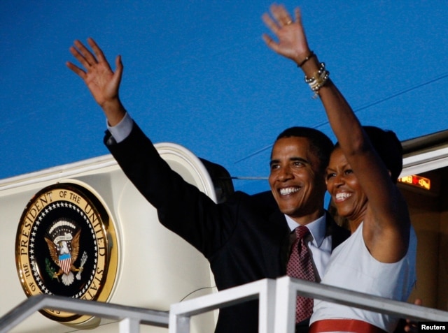 U.S. President Barack Obama and first lady wave from Air Force One in Accra, Ghana, July 11, 2009.(Reuters)