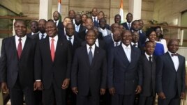 Ivory Coast's President Alassane Ouattara (C) poses with officials of his new government at the presidential palace in Abidjan November 22, 2012. REUTERS/ThierryGouegnon (IVORY COAST - Tags: POLITICS)