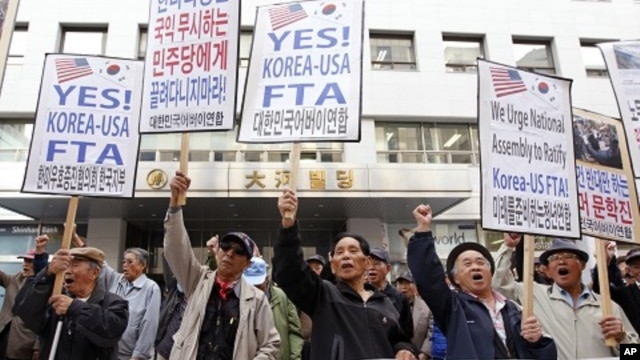 Conservative protesters shout slogans during a rally supporting the South Korea-U.S. free trade agreement (FTA) talks near the National Assembly in Seoul November 1, 2011.