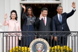 美國總統奧巴馬和夫人，中國主席習近平和夫人在白宮陽台上揮手致意（2015年9月25日）