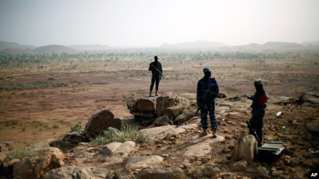 Malian troops man an observation post outside Sevare, Mali January 24, 2013. 