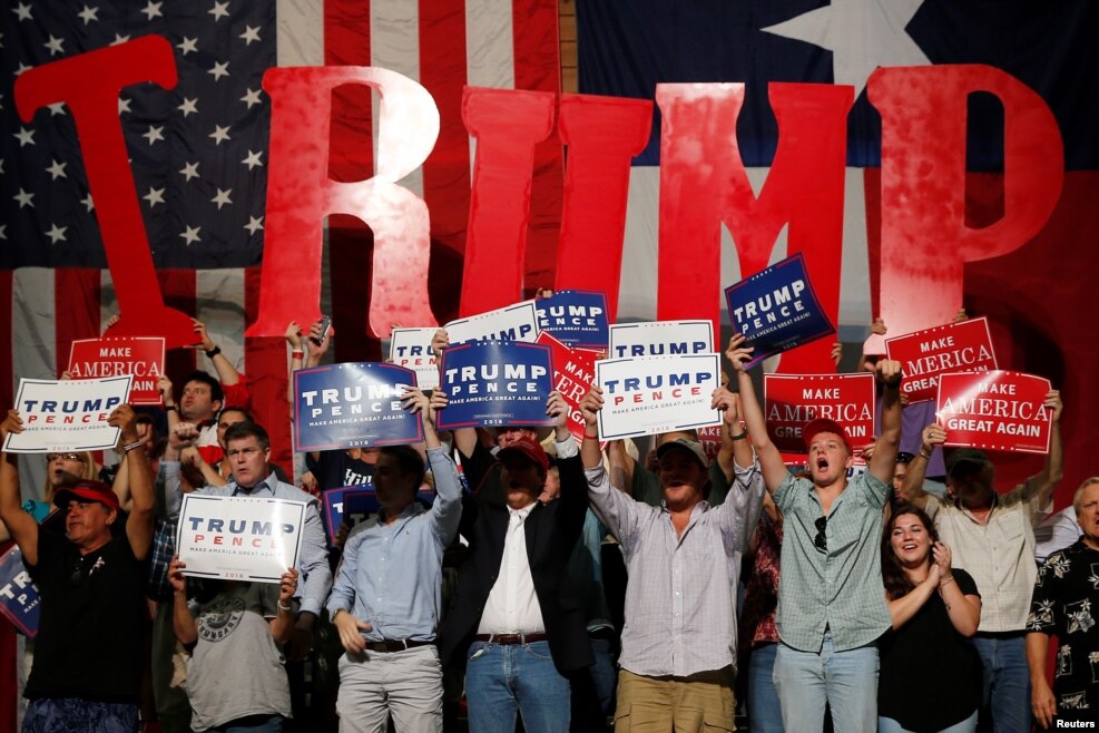 在德克萨斯州的奥斯丁，群众在川普演讲时举着标语&ldquo;川普&rdquo;&ldquo;川普，彭斯&rdquo;和川普的竞选口号&ldquo;让美国再度伟大&rdquo;
