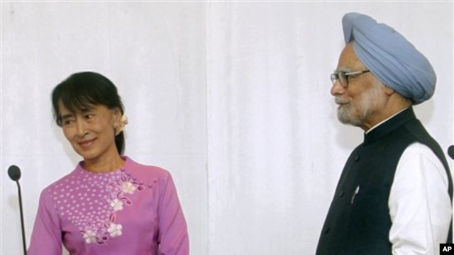 Thủ tướng Miến Điện Manmohan Singh gặp bà Aung San Suu Kyi tại Yangon, Miến Điện, ngày 29/5/2012.