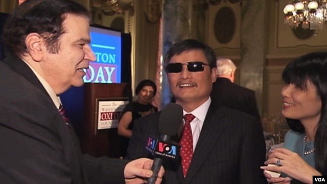 Chen Guangcheng es entrevistado por G. Bistis, de la Voz de América. Un sobrino del disidente chino está siendo enjuiciado, probablemente como represalia por la huida de su tío.