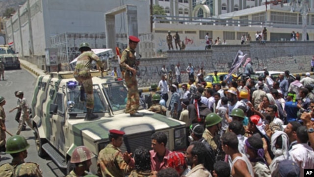Army soldiers block a demonstration demanding the ouster of Yemen's President Ali Abdullah Saleh in southern city of Taiz, April 28, 2011