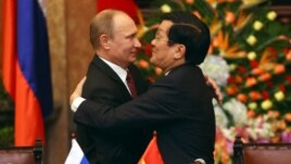 Tổng thống Nga Vladimir Putin trong một cuộc gặp với Chủ tịch Trương Tấn Sang nhân chuyến thăm Việt Nam năm 2013.
