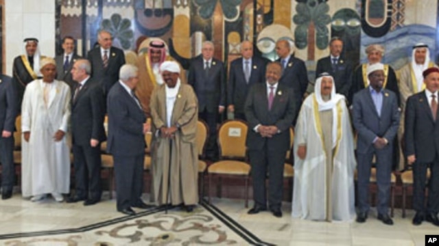 Arab leaders prepare to pose for a picture ahead of the opening session of the 23rd Arab League Summit, in Baghdad, Iraq, March 29, 2012.