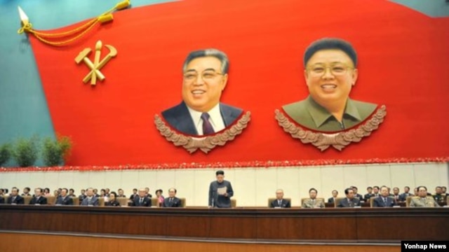 지난 28일 열린 노동당 제4차 세포비서대회 회의에서 김정은 북한 국방위원회 제1위원장이 개회사하는 동안 다른 곳을 응시하고 있는 장성택 국방위원회 부위원장(앞줄 오른쪽에서 세번째).