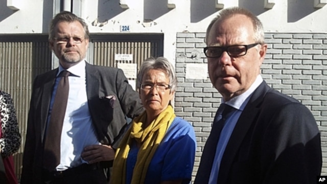 Parents of Swedish journalist and accused terrorist Johan Persson with Sweden's ambassador to Ethiopia, right, outside federal court, Addis Ababa, Dec. 21, 2011.