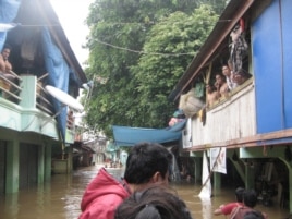 Warga kelurahan Bukit Duri, Jakarta Selatan mengungsi karena banjir yang melanda wilayah ini, Rabu, 16 Januari 2013 (VOA/Andylala).