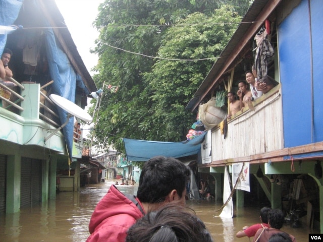 Warga kelurahan Bukit Duri, Jakarta Selatan mengungsi karena banjir yang melanda wilayah ini, Rabu, 16 Januari 2013 (VOA/Andylala).