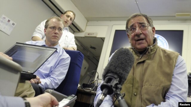 El secretario de Defensa Leon Panetta habló con los reporteros durante su viaje a Kuwait.