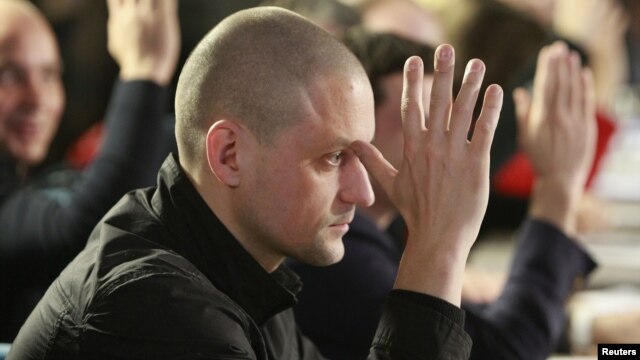 Opposition leader Sergei Udaltsov votes during the first meeting of the Russian opposition Coordination Council in Moscow, October 27, 2012.  